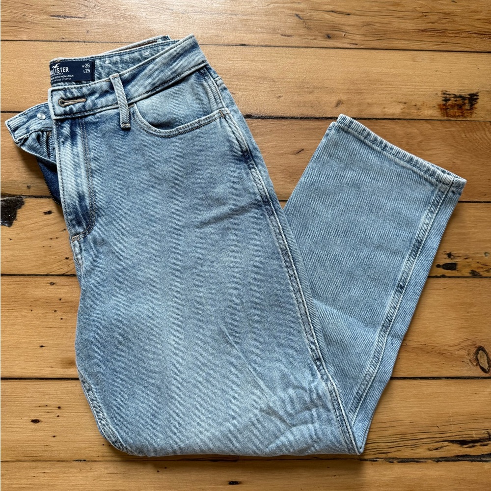 Hollister Curvy High-Rise Mom Jean (cropped)